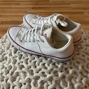 Converse white 7/1/2 very good condition.